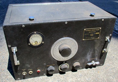 Pre WW2 radio receiver with 7 knobs and a tuning-dial knob